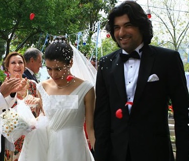 Engin Akyurek And Beren Saat Wedding Pics Famous Peoples.