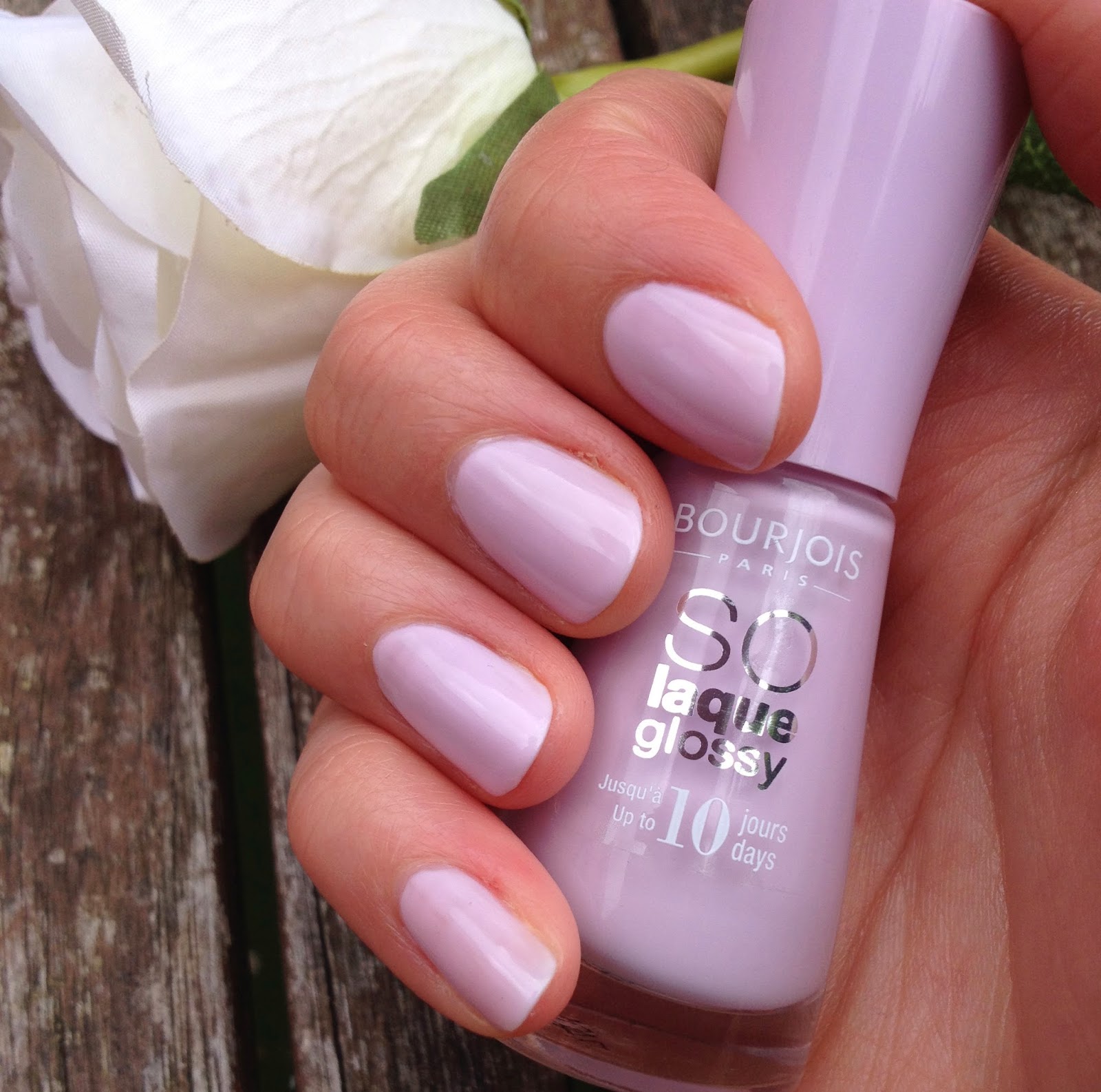 L\u0027effet sur les ongles est très soigné et élégant. Mes ongles me font penser aux dragées que l\u0027on reçoit pour les baptêmes !