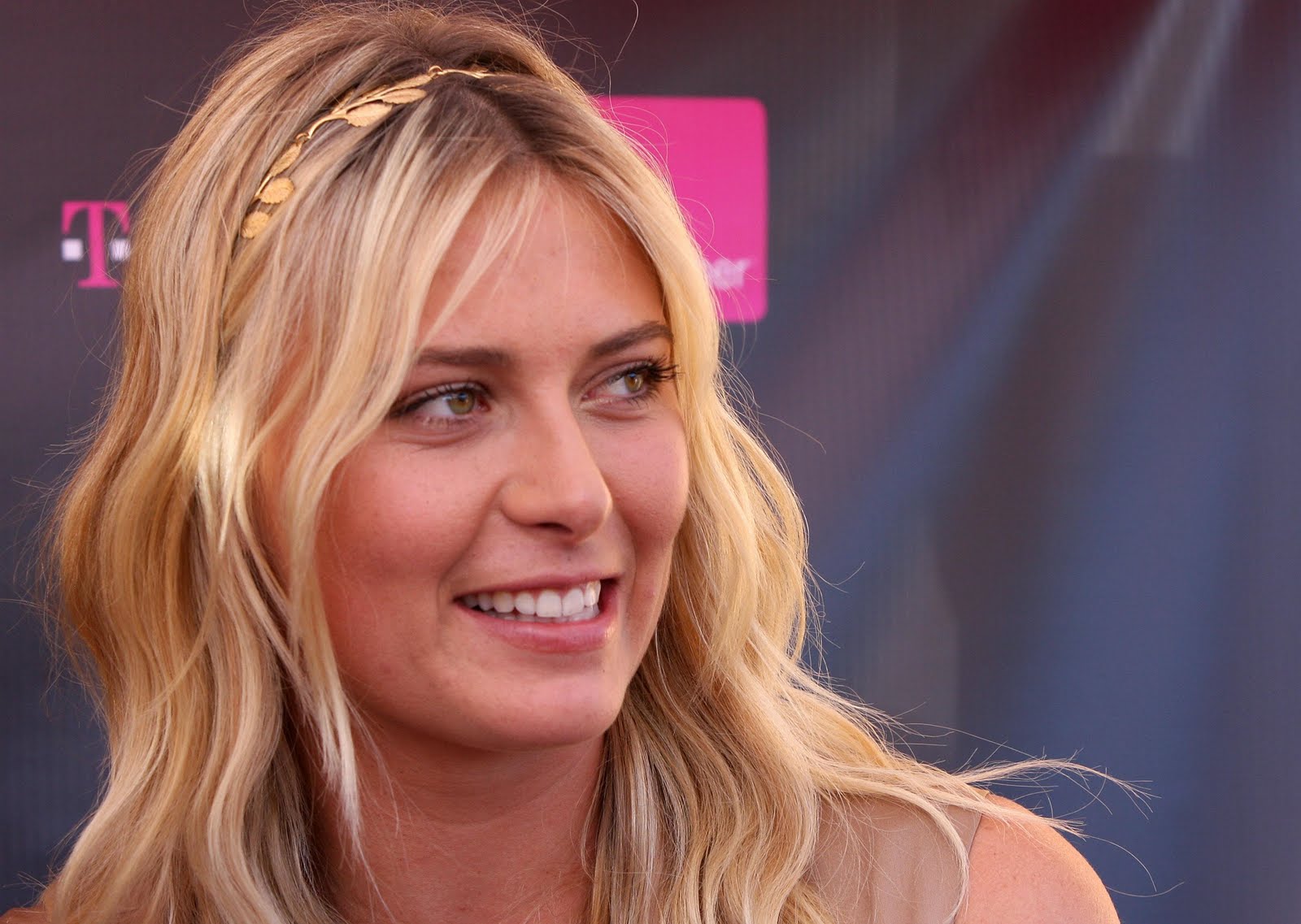 http://1.bp.blogspot.com/-p0bgPBy0Wwo/TgnhCIvLfPI/AAAAAAAAG2E/WR762pk1X3Y/s1600/78706_ie_-_Maria_Sharapova_at_the_T-Mobile_and_Sony_Ericsson_Maria_Sharapova_Look-a-like_contest_at_the_new_T-Mobile_store_in_Canoga_Park_-_Oct__31_2009_1742_122_214lo-799825.jpg