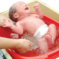 Tắm cho bé sơ sinh