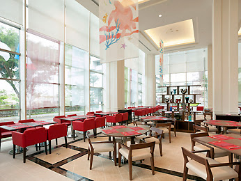 窗明几淨的餐廳，挑高的落地玻璃採光甚好，令人精神奕奕的設計。