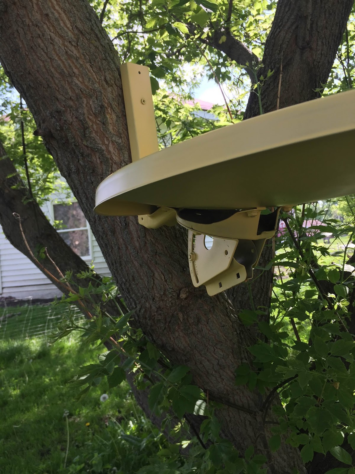 DIY Sunday Satellite Dish Bird Bath The Dabbling Crafter