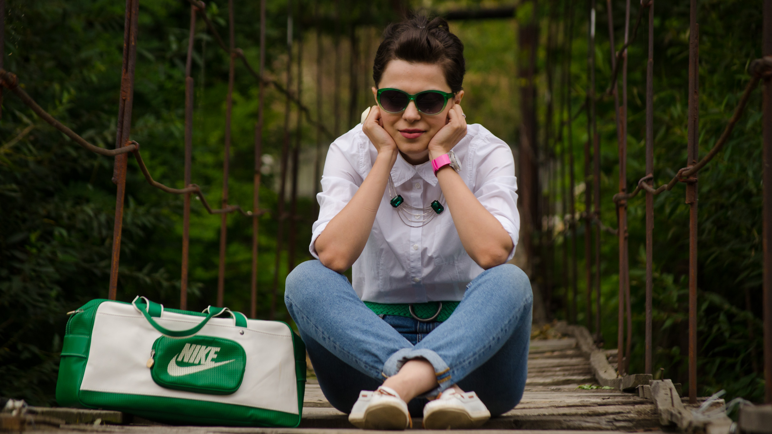 back to school outfit mom jeans white loose boyfriend shirt green belt white loafers nike bag statement necklace emerald green