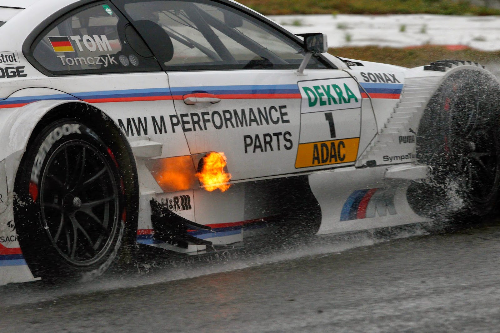 chris-harris-and-the-2013-bmw-m3-dtm+(2)