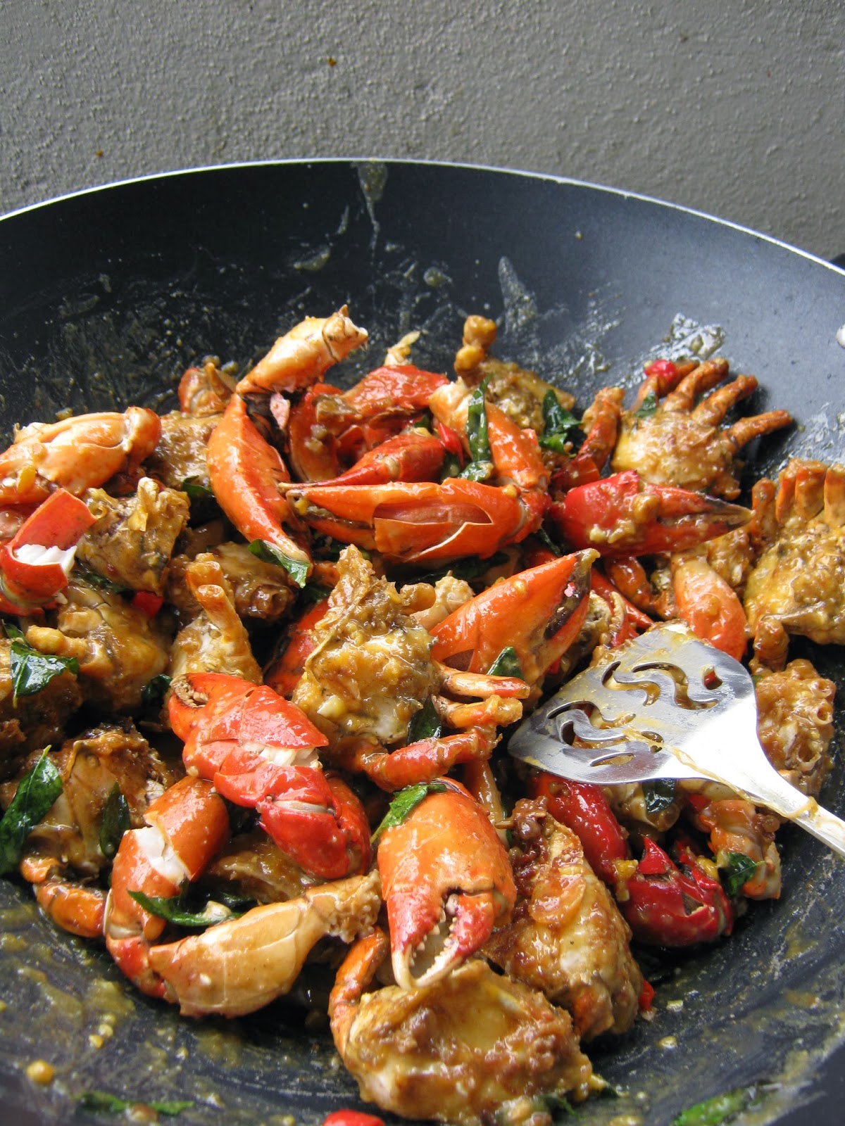 KARI LEAFS Malaysian flavour's BUTTER CRAB WITH SALTED EGG YOLK