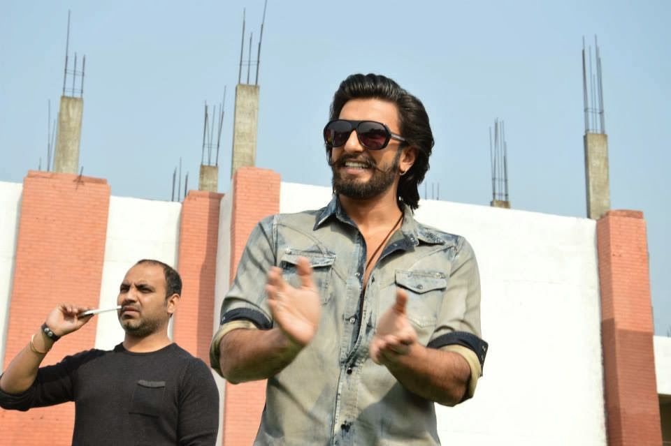 http://1.bp.blogspot.com/-pBc5M6_URMU/UnTP_97-CvI/AAAAAAABk2k/tPcPnSubJcw/s1600/Ranveer+Sing+Promoting+Ram-Leela+at+SVN+college%252C+Lucknow++%25287%2529.jpg