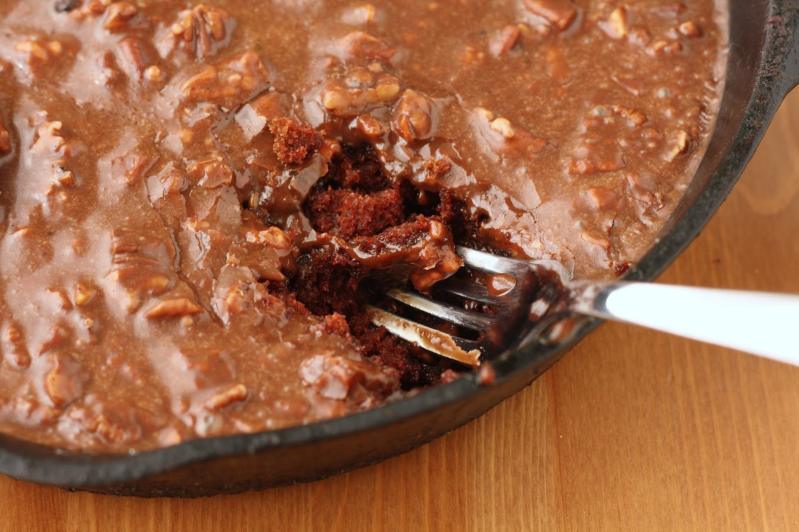 Gooey Chocolate Skillet Cake hummingbird high a desserts and