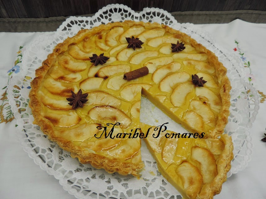 Tarta De Manzana Con Base De Hojaldre Y Crema Pastelera.
