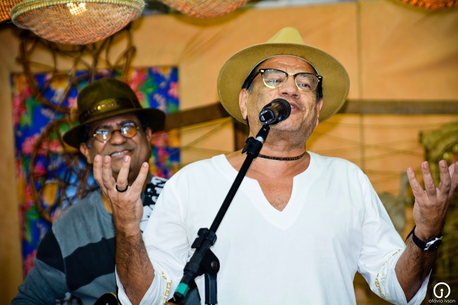 PROGRAMA CANTOS E CONTOS DA TV RECORD COORDENADO PEOS POETAS RAIMUNDO NONATO E NONATO COSTA