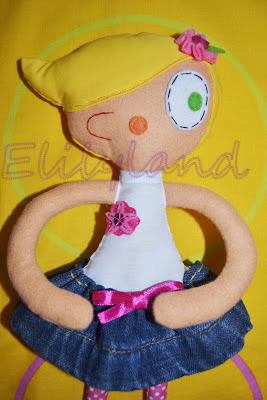 Muñeca Fieltro Tela Hecha a Mano Mini-Elily