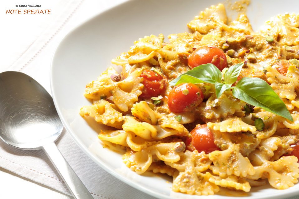 Farfalle con pesto di pistacchi e pomodorini Note Speziate