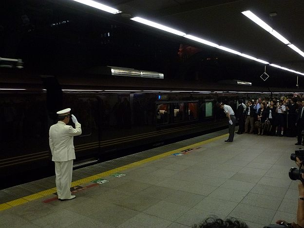 お召し列車を敬礼して待つ東京駅長