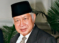 Biografi Presiden Soeharto Biografi Presiden Soeharto: banyak di zaman orde baru beliau sering disebut H.M Soeharto atau Haji Muhammad Soeharto dengan, Beliau adalah laki-laki kelahiran Yogyakarta pada 8 Juni 1921 tepatnya di Kecamatan Sedayu Bantul, Yogyakarta. Beliau adalah presiden kedua setelah sang proklamator kita presiden Ir.Soekarno, dan resmi menjabat menjadi presiden pada tahun 1968 seperti disebutkan dalam Biografi Presiden Soeharto. Dalam beberapa sumber Biografi Presiden Soeharto juga menyebutkan bahwa beliau adalah salah satu siswa militer di daerah Gombong selama enam bulan dan menjadi lulusan terbaik di kala itu. selang beberapa lama beliau menjadi anggota TNI dan resmi menjadi anggota tertanggal 5 Oktober 1945. dalam masa-masa itu karir dia semakin cemerlang dan sangat baik diantara yang lainnya sehingga tidak heran jika dia bisa membasmi PKI dalam masa itu dan terkenal dengan gerakan 30 September mungkin anda lebih tahu jika pernah membaca sejarah ini Soeharto adalah Presiden kedua Republik Indonesia. Beliau lahir di Kemusuk, Yogyakarta, tanggal 8 Juni 1921. Bapaknya bernama Kertosudiro seorang petani yang juga sebagai pembantu lurah dalam pengairan sawah desa, sedangkan ibunya bernama Sukirah.