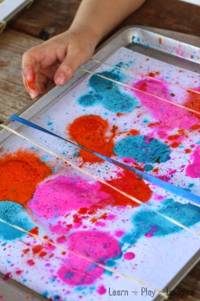 Snap painting with rubber bands with fizzy paint!