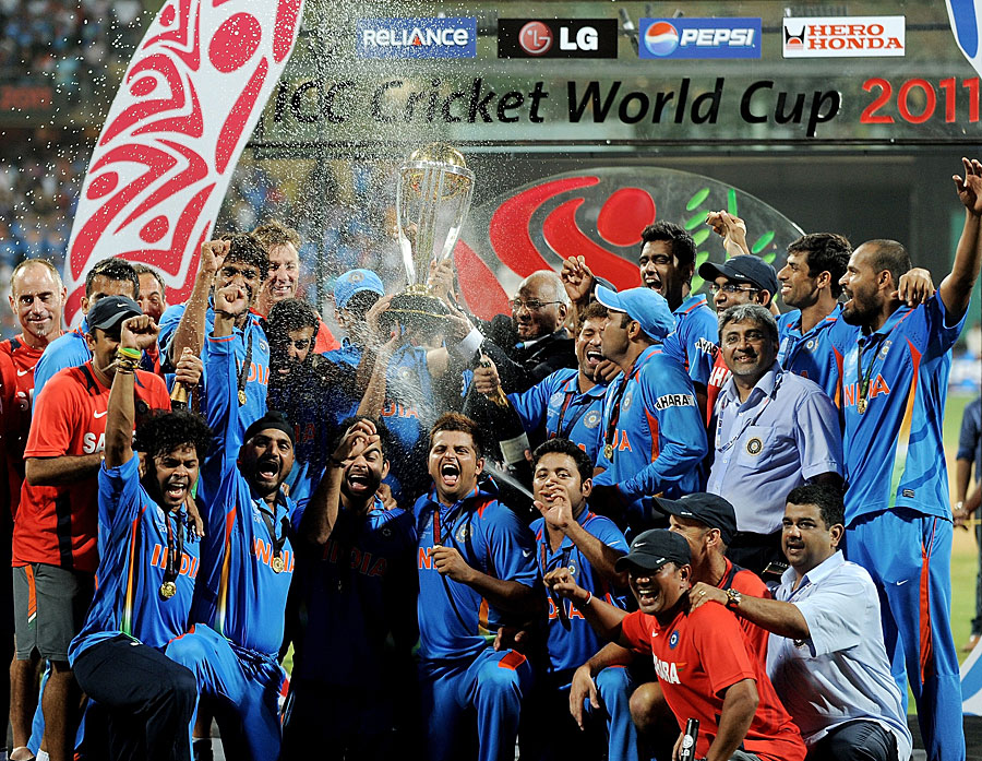 Dhoni+with+world+cup+2011+trophy