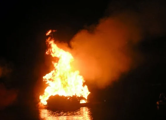 Συμβαίνει τώρα: Κάηκε καΐκι στα Σκροπονέρια