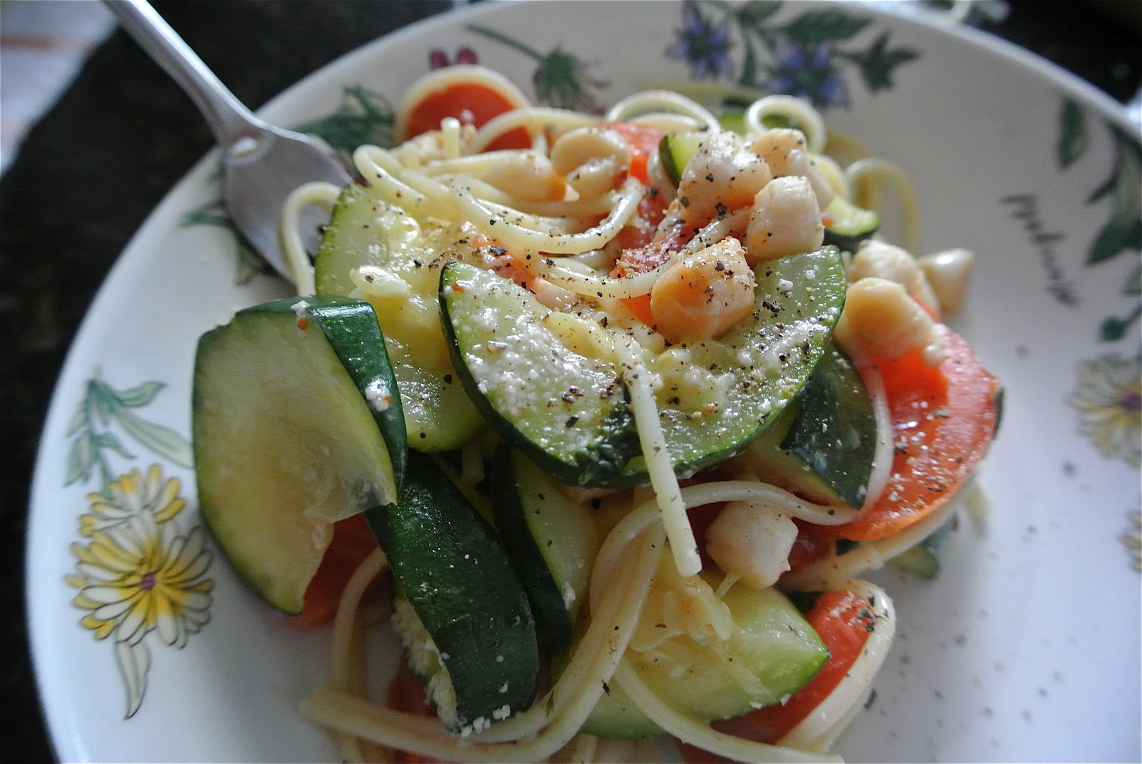 Simple Pasta with Scallops, Zucchini and Tomatoes