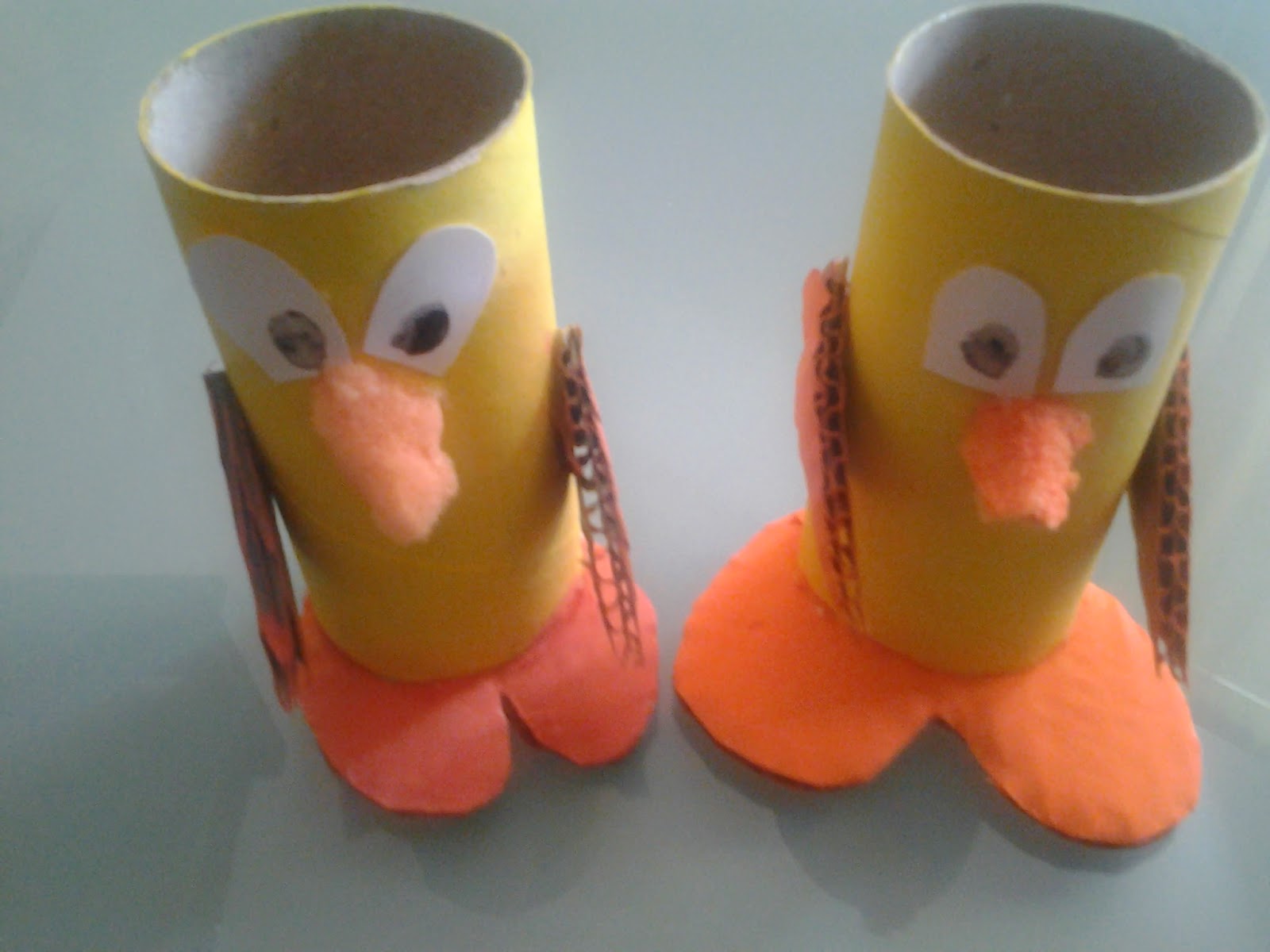 Pulcini con rotoli di carta igienica