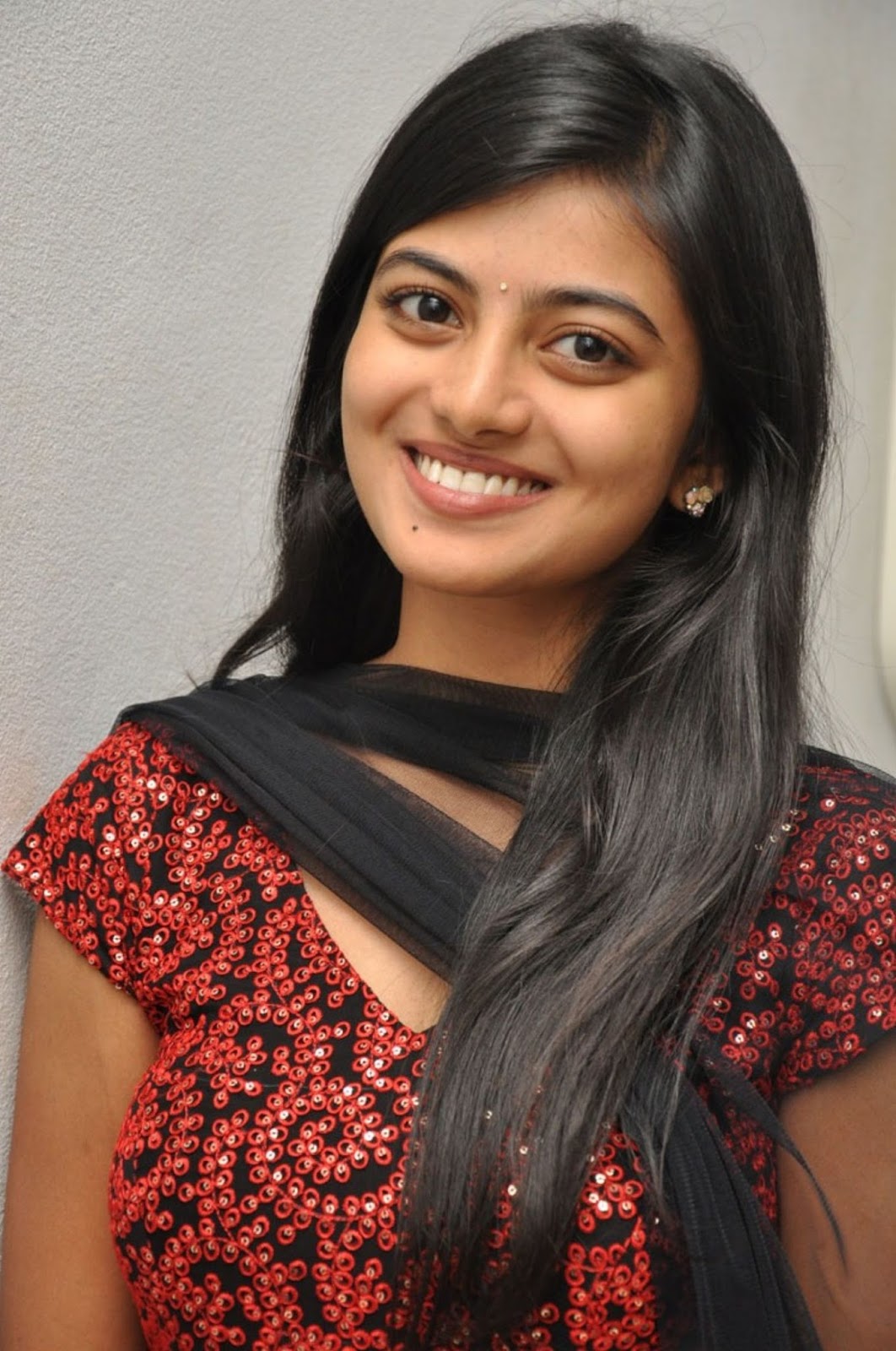 Tamil Actors Unseen Photoshoot Stills: Actress Anandhi Smile Cute Pictures