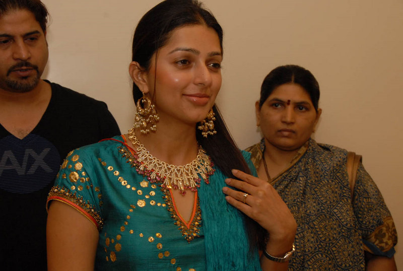 MALAR WORLD Actress with Diamond Jewells