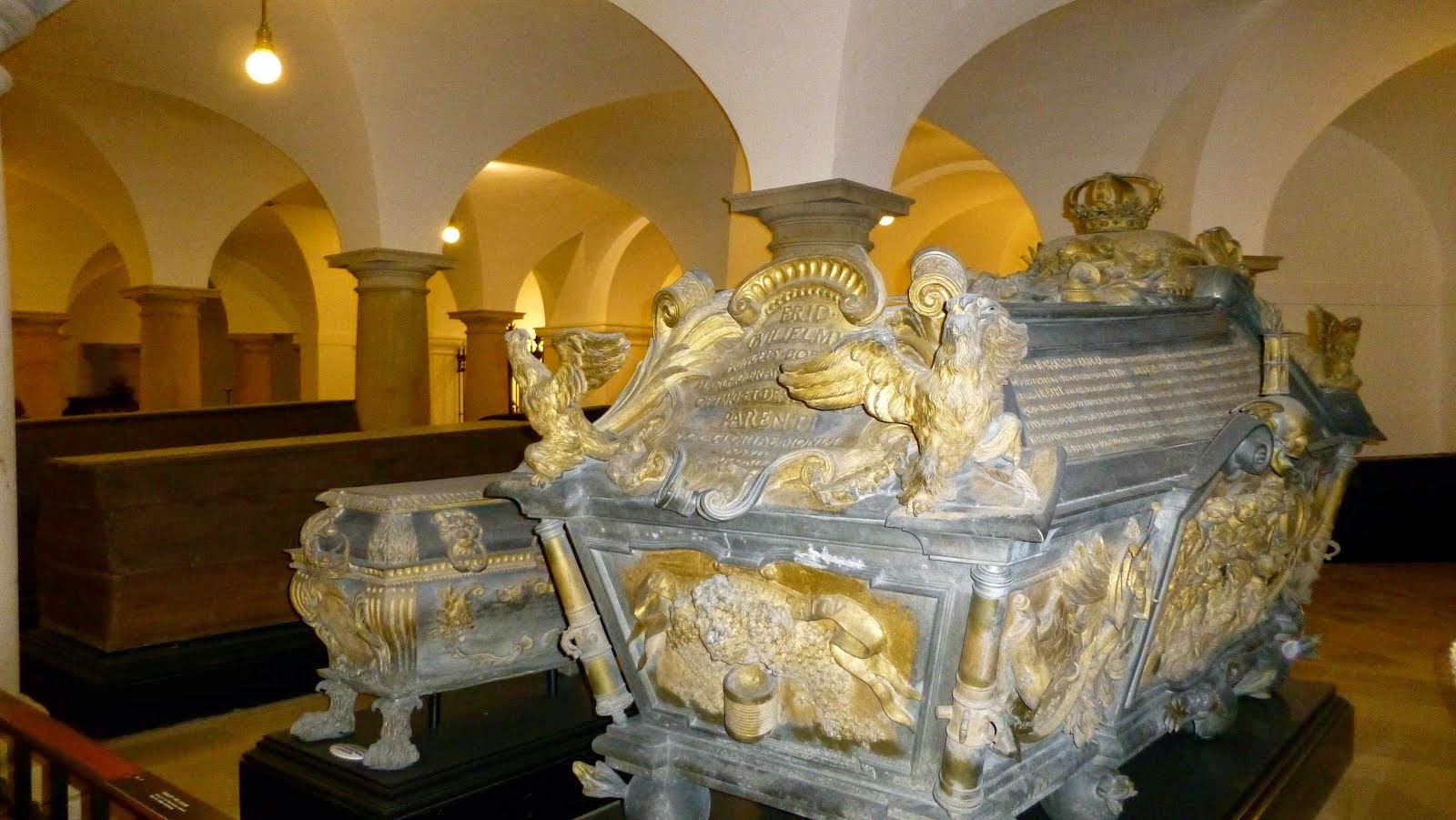 95 sarcophages dans la crypte
