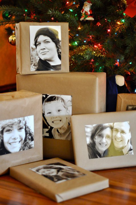paquetes con papel de embalar y fotos en blanco y negro
