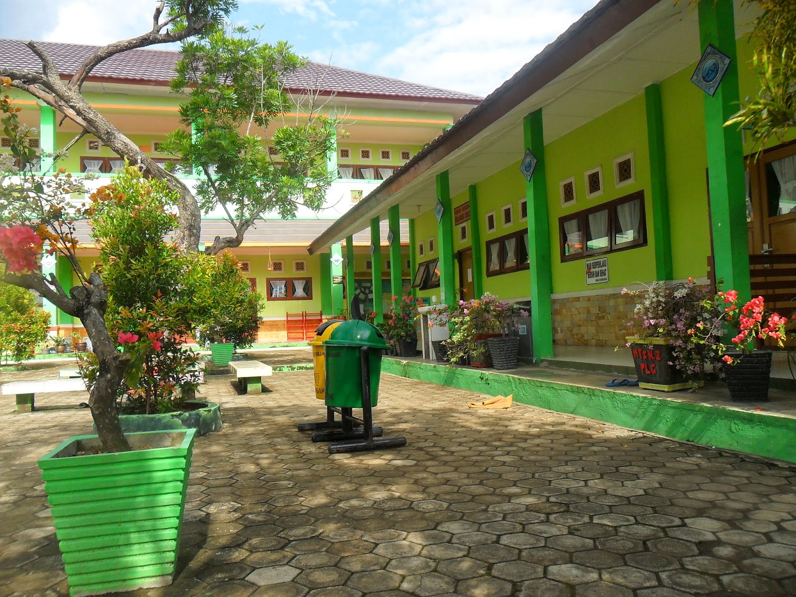 PUISI LINGKUNGAN SEKOLAH mitace blog's
