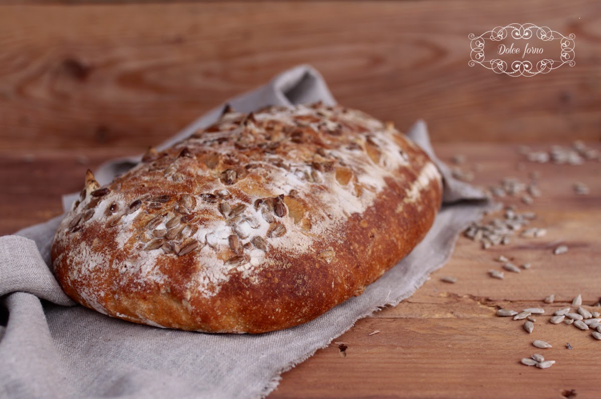 Pane semintegrale e semi di girasole