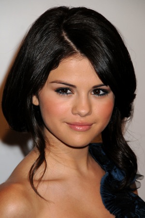 selena gomez short hair straight. selena gomez hair short and