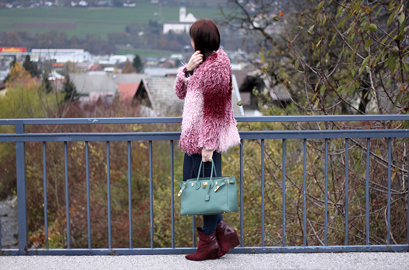 outfit-trend-fashionblogger-minkpink-fluffy-jacke-fakefur-fauxfur-asos-pink-rosa-burgund-highwaist-jeans-supertrash-boots-stiefel-tasche-hermes-birkin-grün-ebay