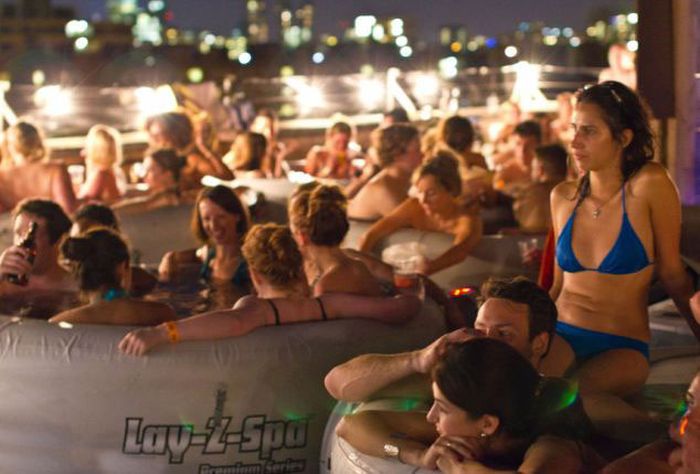 hot_tub_cinema_07.jpg