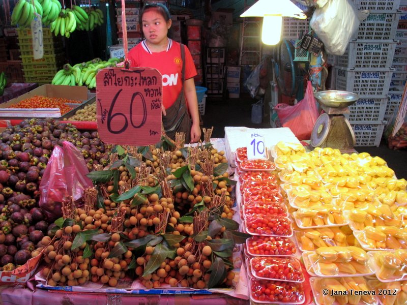 Jana around the world Bangkok fruit tasting in the middle of exotic