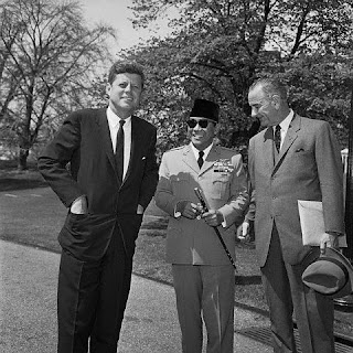 foto gambar presiden ir. soekarno (sukarno) bersama John F. Kennedy