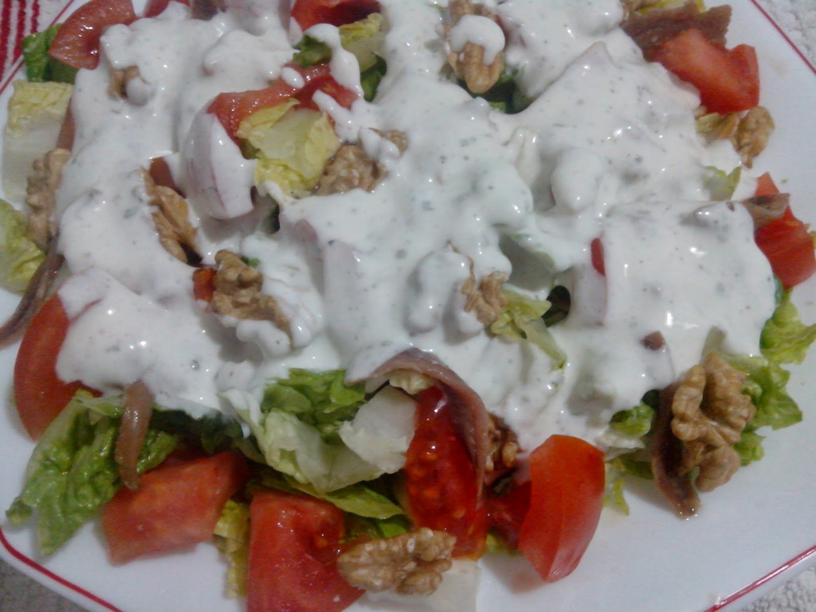 Ensalada con salsa ligera de yogur y queso