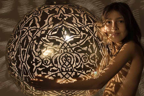 Estas lámparas de techo le darán un toque de misterio a cualquier lugar de tu casa. Estas lámparas de techo le darán un toque de misterio a cualquier lugar de tu casa.