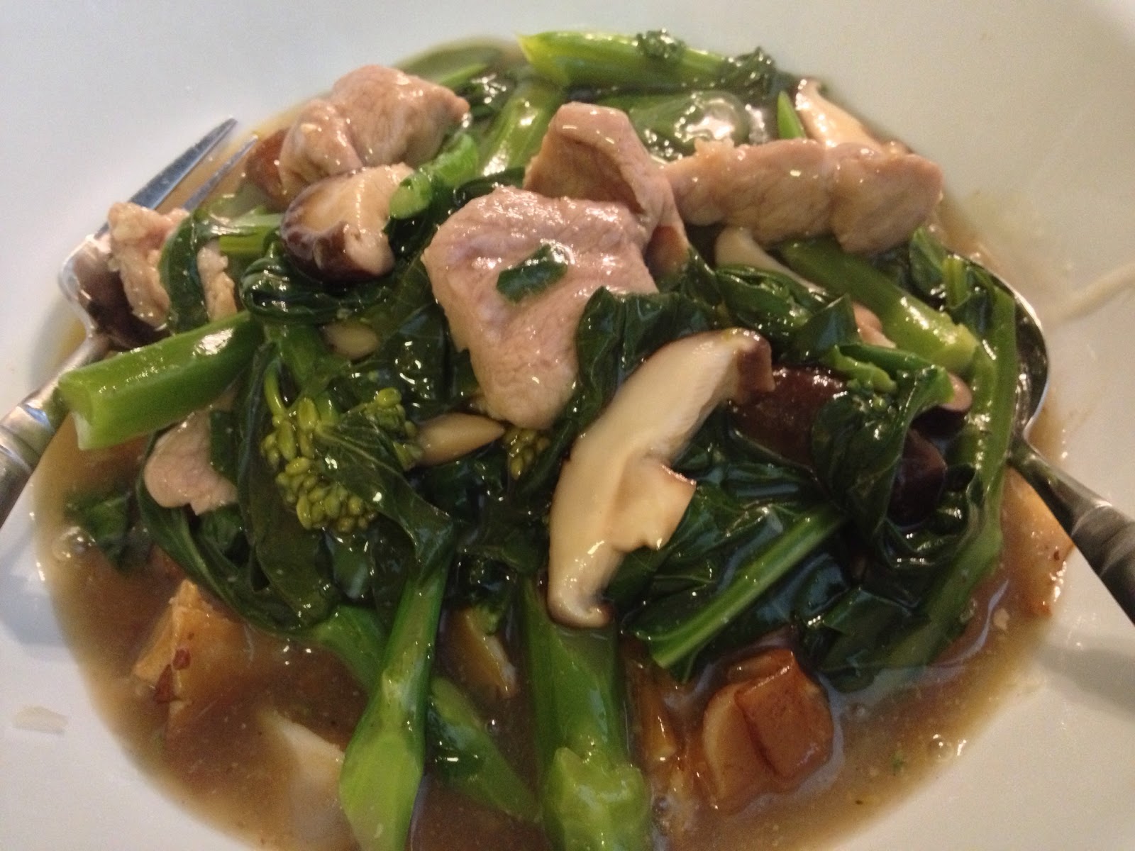 Cooking Yummy for My Tummy Rad Na (Lard Na) ThaiStyle Wide Rice Noodle with Pork in Gravy Sauce