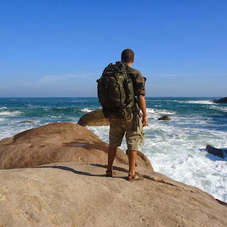 Homem usando sandálias de couro Itapuã - Pés Masculinos