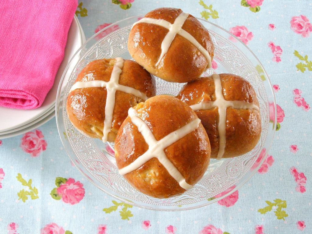 maple•spice Apple and Cinnamon Pull Apart Hot Cross Buns with Maple Icing