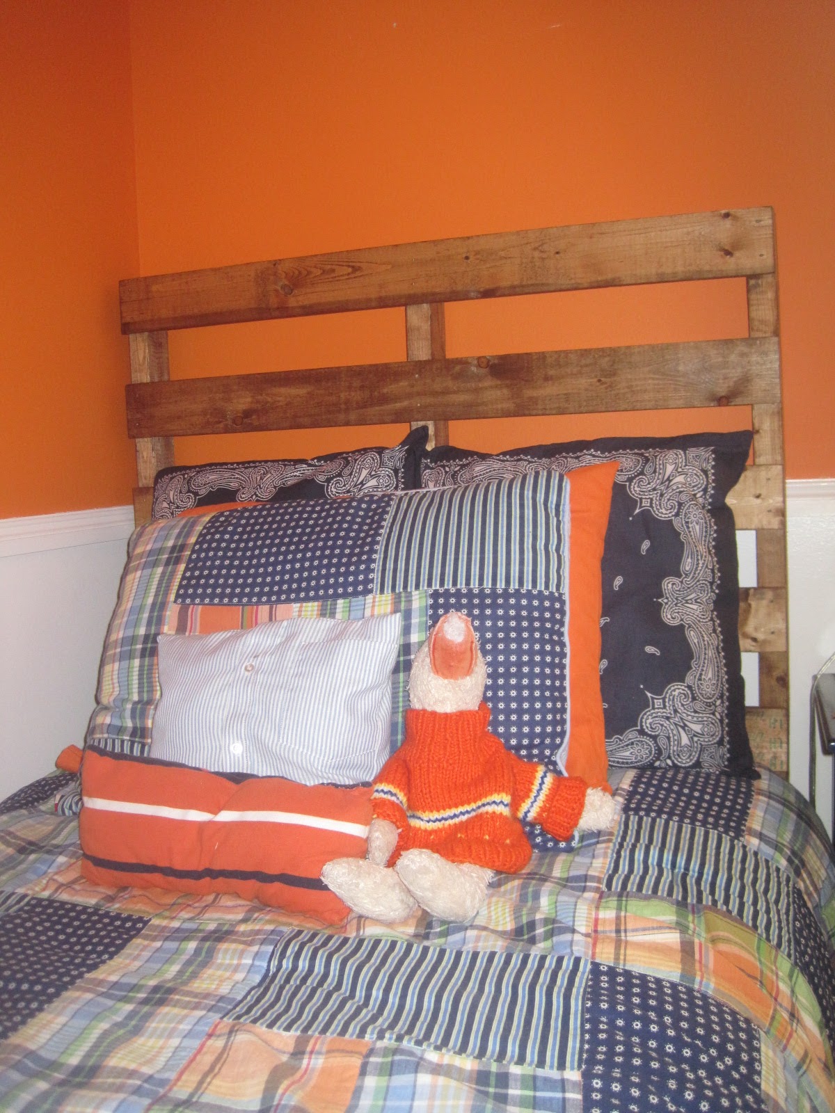 Designed To Dwell: Pallet Headboard