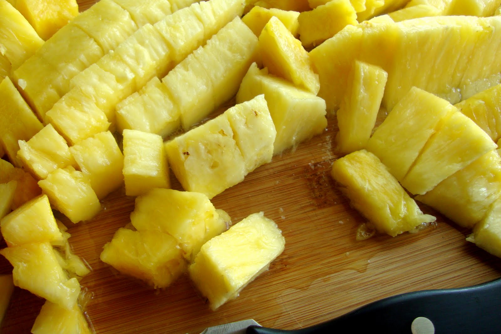Bake Your Day » How to Choose and Dice a Pineapple