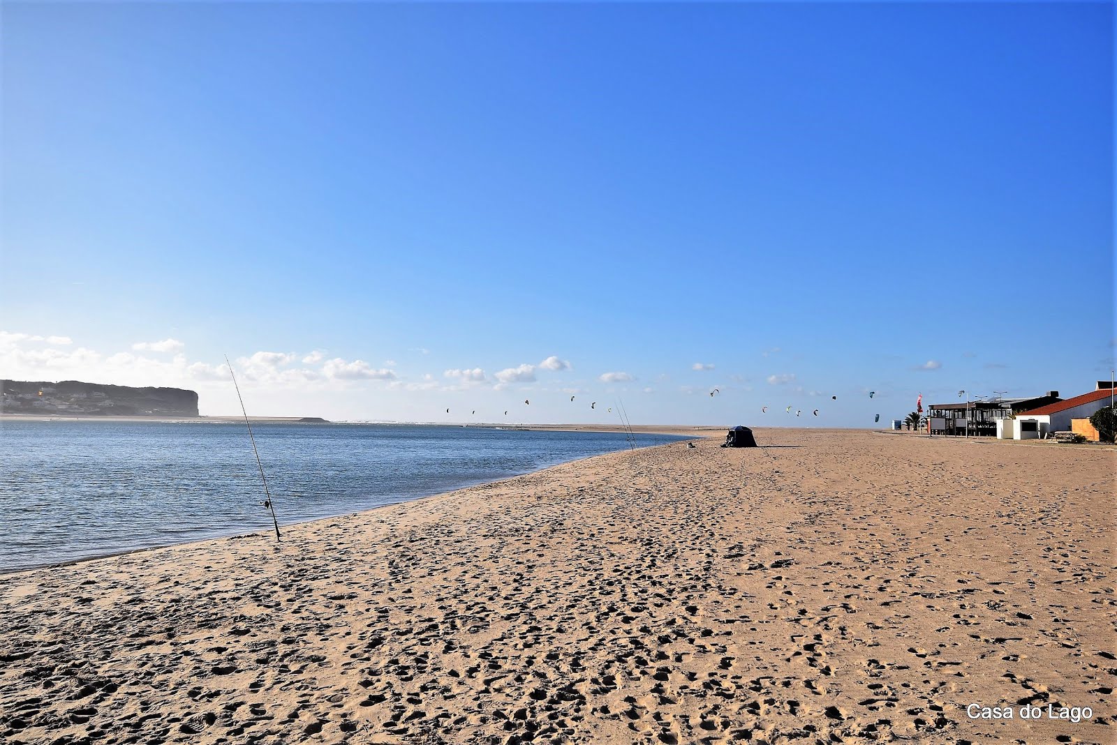 Foz do Arelho: vast, white sandy beach