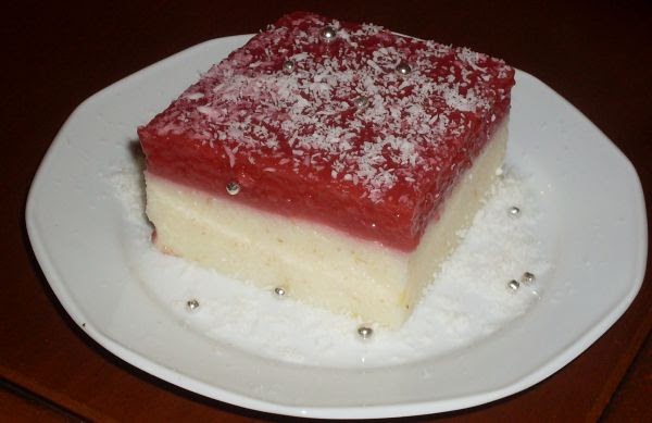 RESİMLİ YEMEK TARİFLERİ TATLI PASTA TARİFİ Çilekli Sütlü Tatlı tarifi