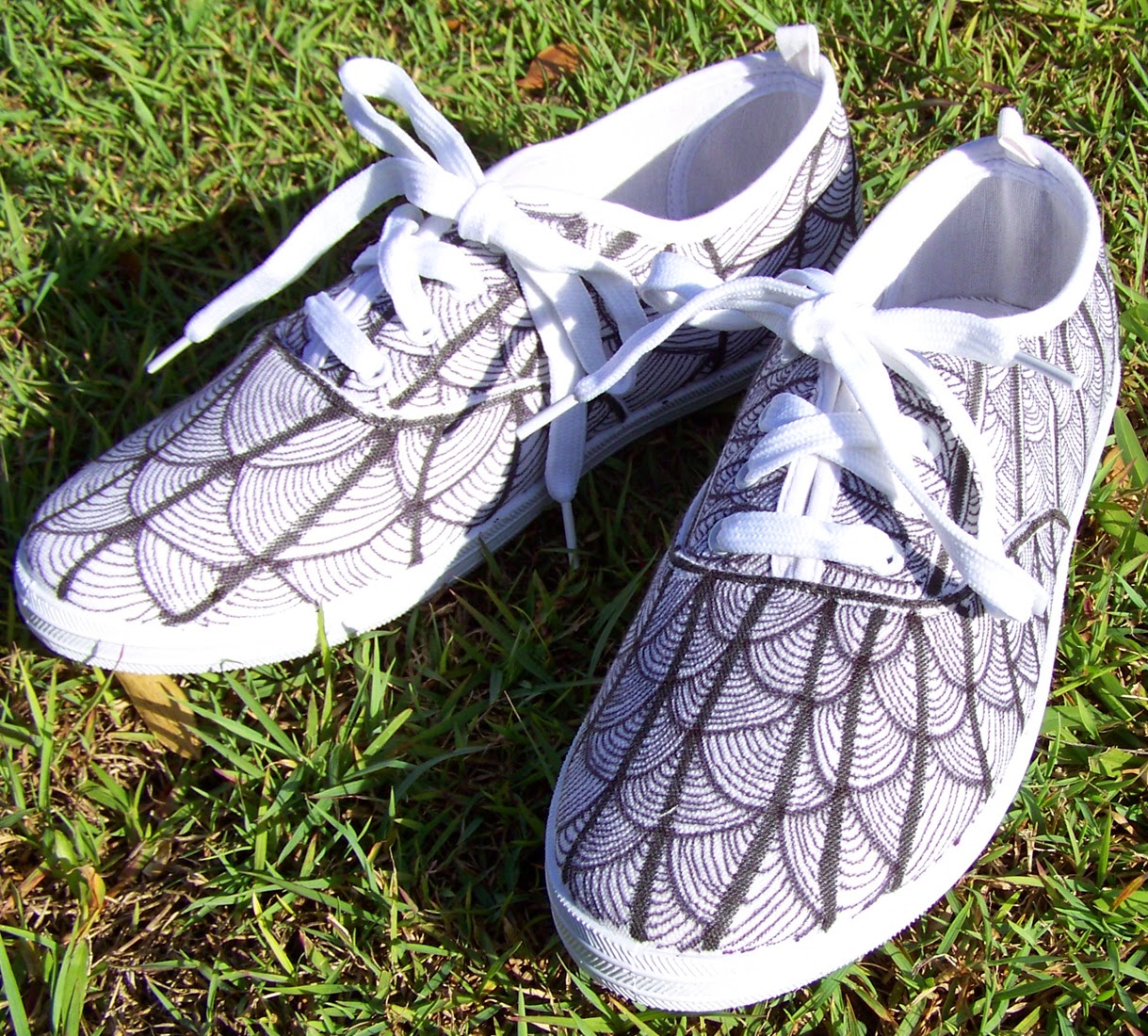 SHARLZNDOLLZ Decorate Cheap Canvas Shoes with Sharpies and Doodling