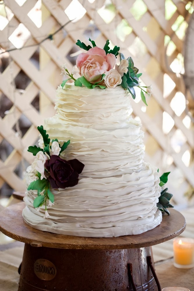 ADORED VINTAGE 10 Vintage Inspired Wedding Cakes + Vintage Wedding