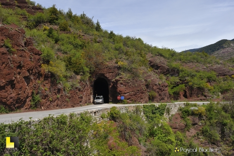 voiture dans tunnel gorges du Daluis photo pascal blachier