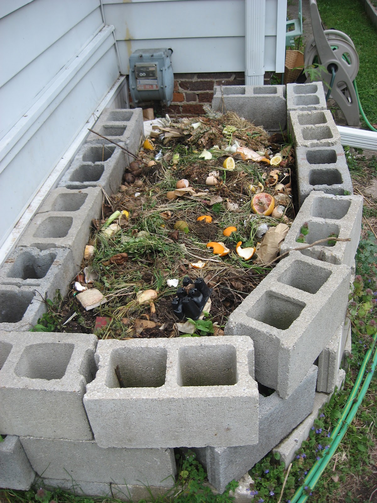 Happy Home Make your own compost bin out of Concrete Blocks