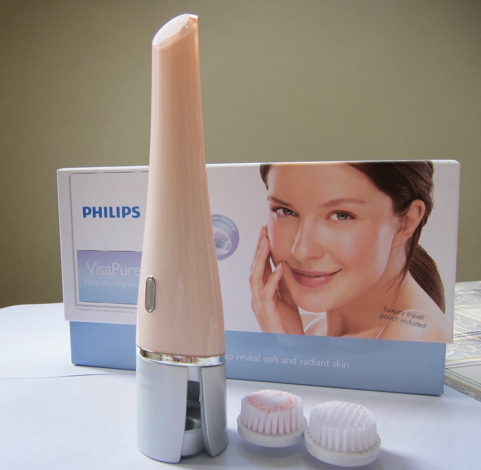 Towards a youthful, spotless face Philips Visapure Facial Cleansing Brush