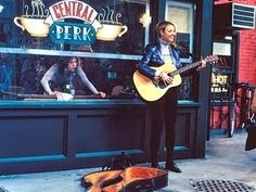 Phoebe, cantando a las afueras de Central Perk