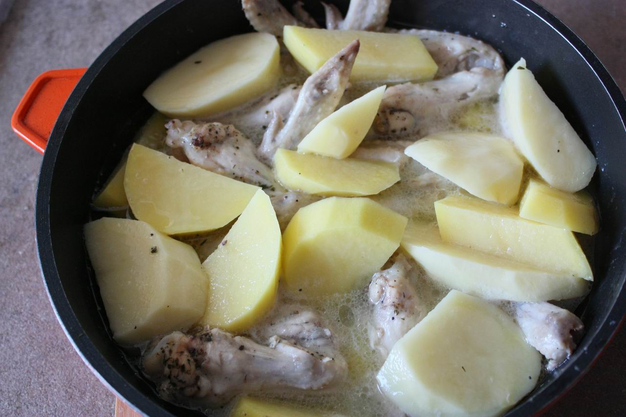 Крылышки с картошкой на сковороде
