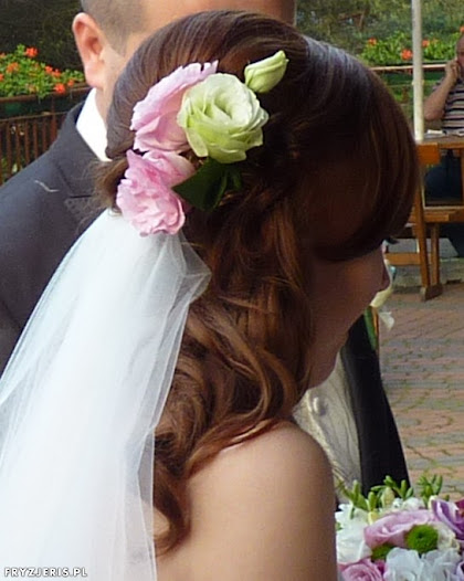 fryzura ślubna z kwiatami